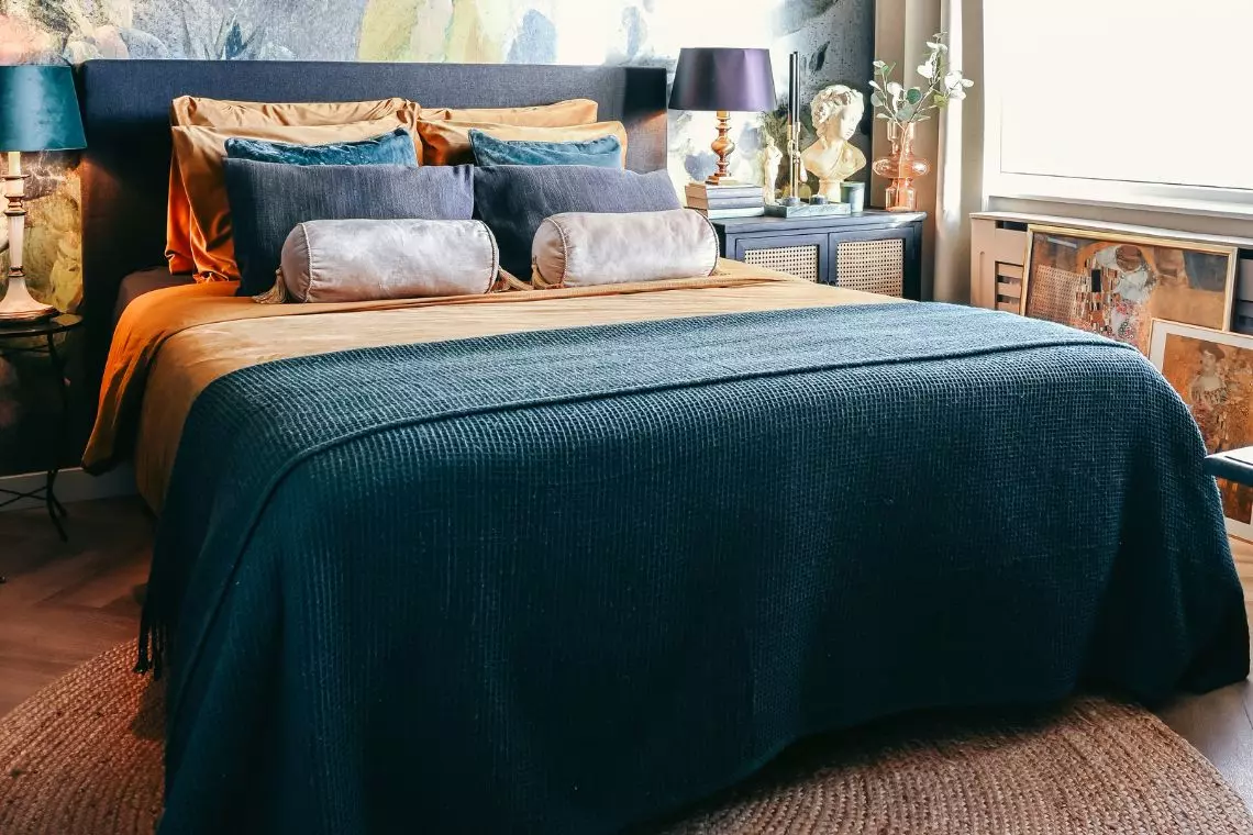Binnenkijken in de kleurrijke vintage slaapkamer van Katja