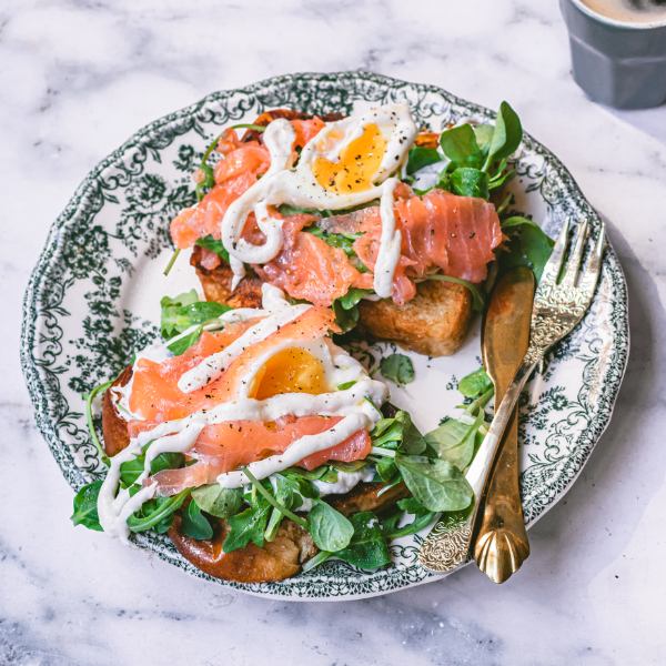 Brioche met zalm, burrata en gepocheerd ei