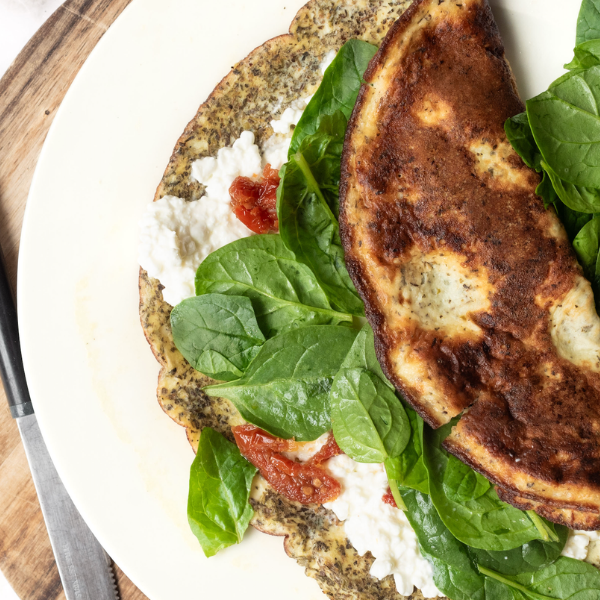 Omelet met bimi, spinazie, feta en pompoenpitten